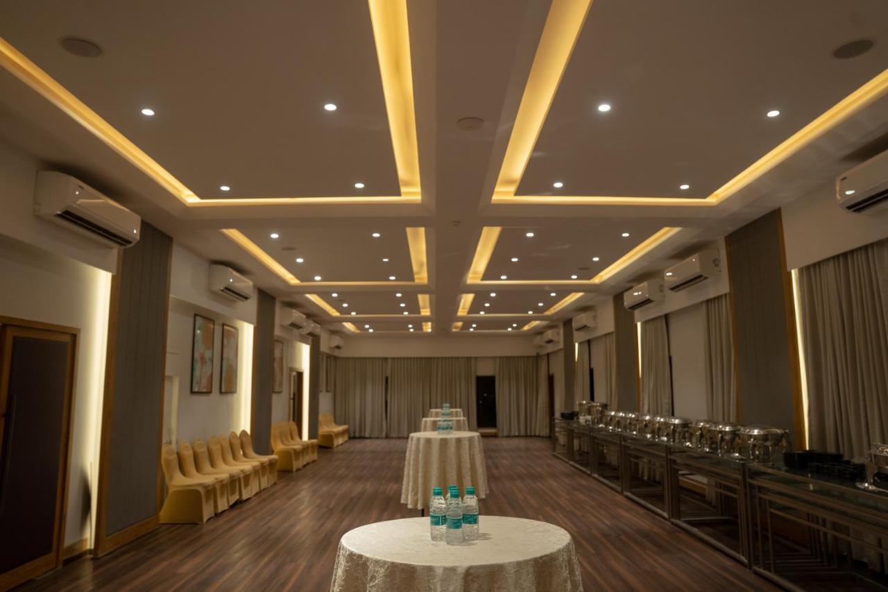 U Rivergate Karjat Extérieur photo